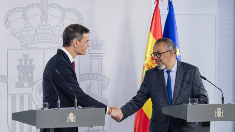 El presidente del Gobierno, Pedro Sánchez (i), recibe al director general de la Organización Mundial de la Salud (OMS), Tedros Adhanom (d), en el Palacio de la Moncloa.