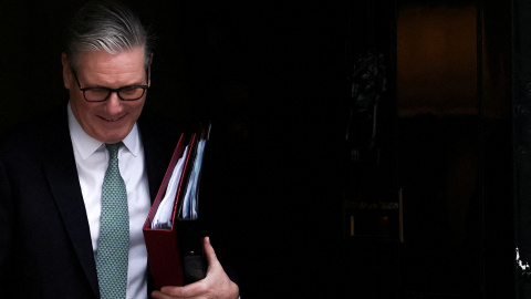 El primer ministro británico, Keir Starmer, sale del número 10 de Downing Street en Londres el 11 de febrero de 2026. El primer ministro británico, Keir Starmer, sale del número 10 de Downing Street en Londres el 11 de febrero de 2026.