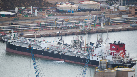 Un barco a la planta regasificadora del puerto de Cartagena, a 6 de octubre de 2022, en Cartagena, Murcia (España)