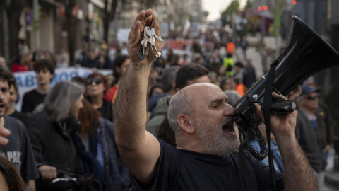 Decenas de personas durante una manifestación para exigir medidas por una vivienda digna.