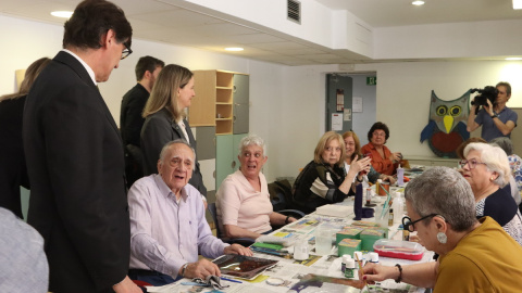 cura (1) El president de la Generalitat, Salvador Illa, amb usuaris del centre de dia Gràcia, a Barcelona, en una imatge d'arxiu.