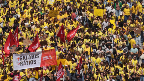 Manifestantes durante una concentración convocada por Ustec·Stes, Aspepc·Sps, CGT Ensenyament y La Intersindical para reclamar mejoras laborales, a 12 de mayo de 2026, en Barcelona, Catalunya (España).