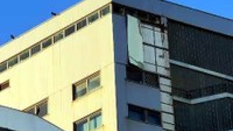 Una placa metàl·lica que es desprèn d'un dels edificis de l'hospital de Bellvitge i cau a carrer que va cap a la cafeteria de l'hospital