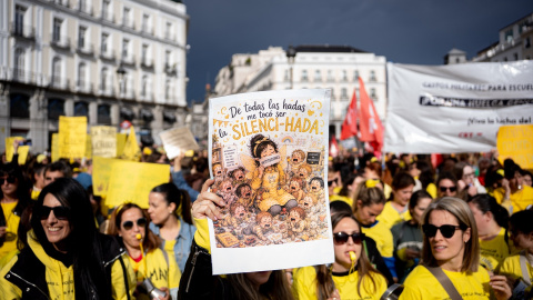 Decenas de personas durante una concentración de profesores del ciclo de Educación Infantil (0-3), a 7 de mayo de 2026 en Madrid (España).