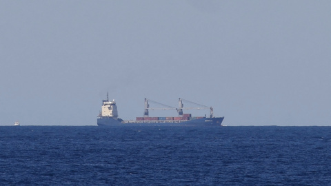 Un buque  llegando al puerto de Cartagena.