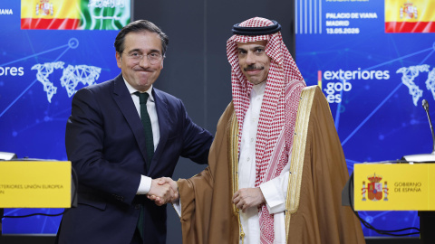 El ministro de Asuntos Exteriores, José Manuel Albares (i), y su homólogo saudí, el príncipe Faisal bin Farhan al Saud.