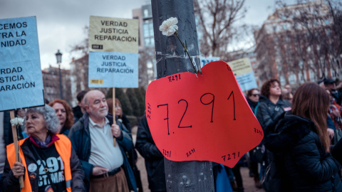 Un cartel durante una concentración de asociaciones en recuerdo a las 7.291 víctimas en las residencias en la Comunidad de Madrid durante la pandemia. Un cartel durante una concentración de asociaciones en recuerdo a las 7.291 víctimas en las residencias en la Comunidad de Madrid durante la pandemia.