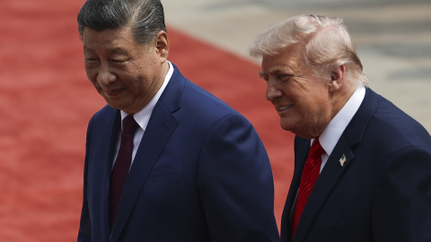 El presidente de China, Xi Jinping, atiende a la ceremonia de bienvenida del presidente estadounidense Donald Trump.