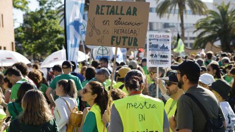 Profesores en huelga protestan durante la reunión entre la Conselleria de Educación y los sindicatos de docentes.