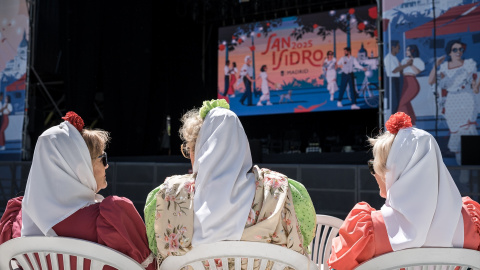 Varias personas frente al escenario en los Jardines de Las Vistillas.