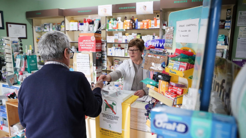 Varias personas en una farmacia.