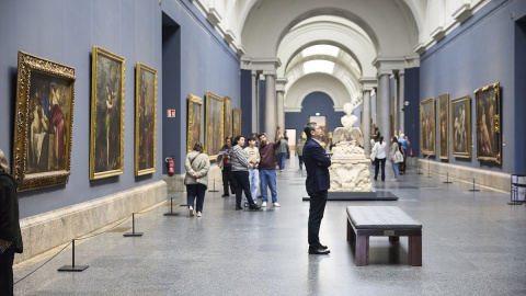 Varias personas observan cuadros en el Museo Nacional del Prado, a 9 de abril de 2026, en Madrid.