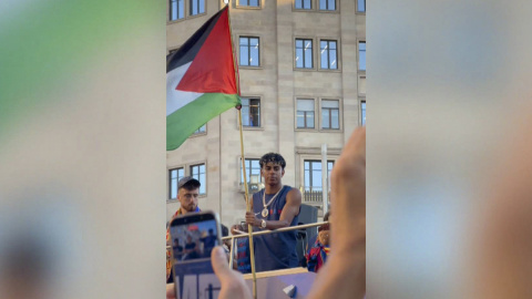 El delantero del Barcelona Lamine Yamal ondeando la bandera palestina.