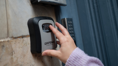 'Lock Box' a la entrada de un apartamento turístico en Málaga (Andalucía).