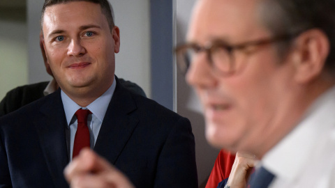 Fotografía de archivo del Secretario de Estado de Salud, Wes Streeting, mirando al primer ministro Keir Starmer.