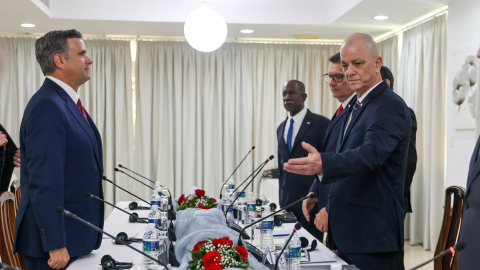Fotografía difundida por la CIA de su director, John Ratcliffe (izqda.), reunido con funcionarios cubanos en La Habana.