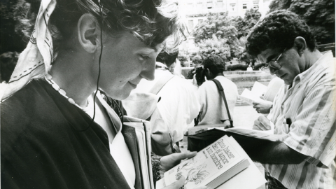 Begoña Caamaño, en la feria del libro de Vigo en el verano de 1988.