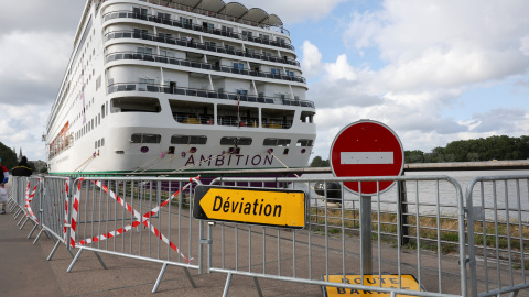 El crucero Ambition atracado en el puerto de Burdeos el pasado miércoles. El crucero Ambition atracado en el puerto de Burdeos el pasado miércoles.