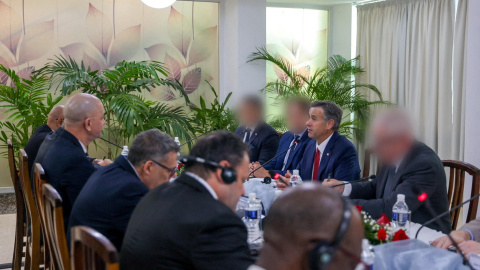 El director de la CIA John Ratcliffe en una reunión con oficiales cubanos este jueves.