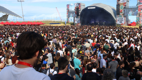 Públic al concert d'Els Catarres, en la festa d'Estrella Damm al Fòrum.