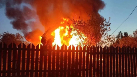 Una casa se incendia tras un ataque en Subbotino (Moscú), a17 de mayo de 2026. Una casa se incendia tras un ataque en Subbotino (Moscú), a17 de mayo de 2026.