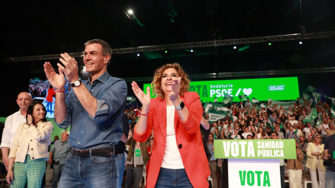 El secretario general del PSOE y presidente del Gobierno, Pedro Sánchez, junto a la secretaria general del PSOE-A y candidata a la Presidencia de la Junta, María Jesús Montero, tras finalizar el acto de cierre de campaña de los socialistas andaluces El secretario general del PSOE y presidente del Gobierno, Pedro Sánchez, junto a la secretaria general del PSOE-A y candidata a la Presidencia de la Junta, María Jesús Montero, tras finalizar el acto de cierre de campaña de los socialistas andaluces