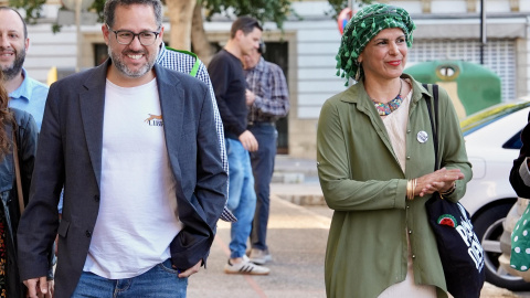 Teresa Rodríguez acudiendo a votar acompañada del líder de Adelante Andalucía Teresa Rodríguez acudiendo a votar acompañada del líder de Adelante Andalucía