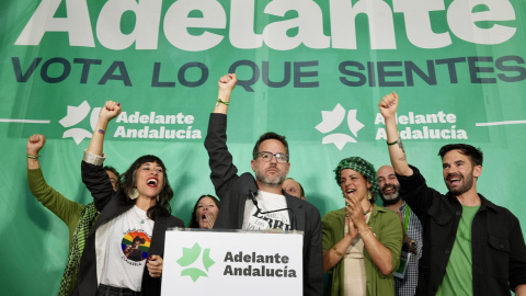 El candidato de Adelante Andalucía, José Ignacio García, celebra los resultados del partido en las elecciones de este domingo. El candidato de Adelante Andalucía, José Ignacio García, celebra los resultados del partido en las elecciones de este domingo.