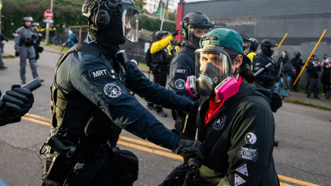Un policía en Estados unidos empuja a un protestante ant-ICE. Un policía en Estados unidos empuja a un protestante ant-ICE.