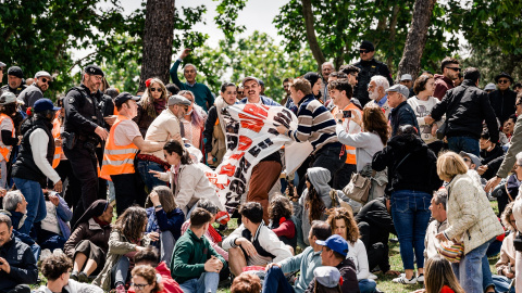 El Sindicato de Inquilinas de Madrid saca una pancarta durante la misa por la festividad de San Isidro. El Sindicato de Inquilinas de Madrid saca una pancarta durante la misa por la festividad de San Isidro.