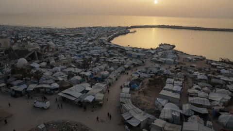 Tiendas de campaña que albergan a familias palestinas desplazadas se extienden a lo largo de la costa cerca del puerto de Gaza. Tiendas de campaña que albergan a familias palestinas desplazadas se extienden a lo largo de la costa cerca del puerto de Gaza.