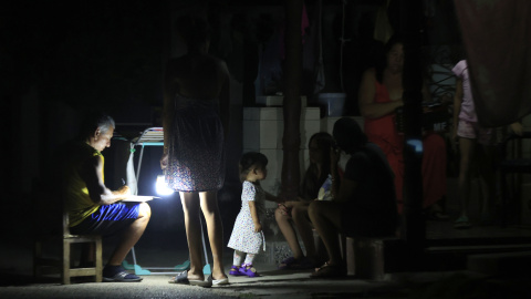 Personas esperan durante un apagón este jueves, en La Habana (Cuba) Personas esperan durante un apagón este jueves, en La Habana (Cuba)