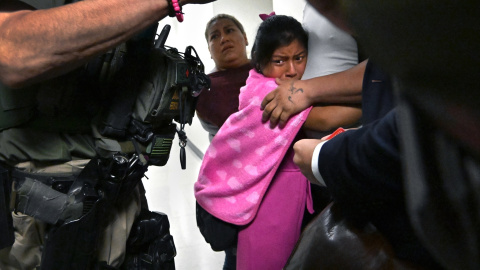 Una niña se aferra a su padre mientras agentes del ICE lo detienen, en Nueva York. Una niña se aferra a su padre mientras agentes del ICE lo detienen, en Nueva York.