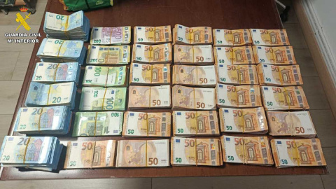 Un perro de la Guardia Civil descubre 195.000 euros ocultos en un coche en una autovía de Albacete Un perro de la Guardia Civil descubre 195.000 euros ocultos en un coche en una autovía de Albacete