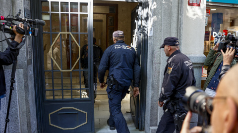 Agentes de la Policía Nacional acceden al edificio donde se encuentra la oficina del expresidente del Gobierno José Luis Rodríguez Zapatero durante un registro este martes en Madrid. Agentes de la Policía Nacional acceden al edificio donde se encuentra la oficina del expresidente del Gobierno José Luis Rodríguez Zapatero durante un registro este martes en Madrid.