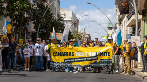 Decenas de personas durante una manifestación contra el turismo masivo, a 18 de mayo de 2025, en Santa Cruz de Tenerife, Tenerife, Canarias (España). Decenas de personas durante una manifestación contra el turismo masivo, a 18 de mayo de 2025, en Santa Cruz de Tenerife, Tenerife, Canarias (España).