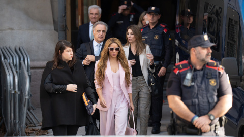 (Foto de ARCHIVO)La cantante Shakira (c) junto a sus abogados, Pau Molins (i), Miriam Company (d), a su salida de la Audiencia Nacional el día que comienza su juicio, a 20 de noviembre de 2023, en Barcelona, Catalunya (España). La defensa de Shakira ha alcanzado un pacto con las acusaciones a las puertas del juicio por la causa en que la artista está acusada de presunto fraude de 14,5 millones de euros a Hacienda. La artista se enfrentaba a una reclamación de condena a ocho años y dos meses de prisión y multa de 23,8 millones de euros, una petición de pena que verá reducida al haber alcanzado este acuerdo con las acusaciones.David Zorrakino / Europa Press20 NOVIEMBRE 2023;SHAKIRA;JUICIO;CÁRCEL;FRAUDE;FISCAL;HACIENDA;MÚSICA;CANTANTE20/11/2023
