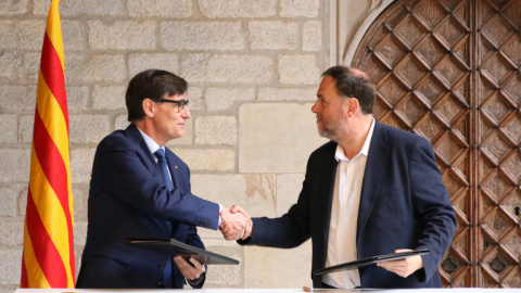 El president de la Generalitat, Salvador Illa, i el president d'ERC, Oriol Junqueras, firmen l'acord de pressupostos al Palau de la Generalitat. (19/05/2026) El president de la Generalitat, Salvador Illa, i el president d'ERC, Oriol Junqueras, firmen l'acord de pressupostos al Palau de la Generalitat.