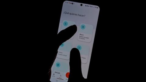 Una persona utiliza Bizum en su teléfono móvil. Una persona utiliza Bizum en su teléfono móvil.