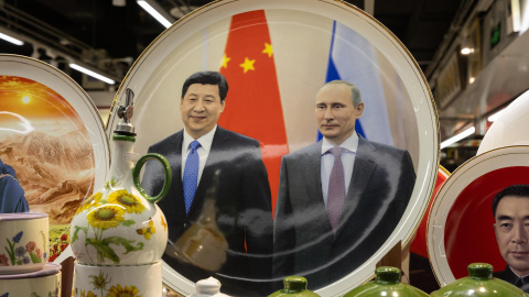 Un plato con la imagen del presidente ruso Vladimir Putin (derecha) y el presidente chino Xi Jinping (izquierda) se exhibe en una tienda de Pekín, China. Un plato con la imagen del presidente ruso Vladimir Putin (derecha) y el presidente chino Xi Jinping (izquierda) se exhibe en una tienda de Pekín, China.
