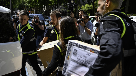 Agentes de la Unidad de Delincuencia Económica y Fiscal (UDEF) de la Policía Nacional salen de la sede de la empresas de las hijas del expresidente del Gobierno José Luis Rodríguez Zapatero, este martes en Madrid Agentes de la Unidad de Delincuencia Económica y Fiscal (UDEF) de la Policía Nacional salen de la sede de la empresas de las hijas del expresidente del Gobierno José Luis Rodríguez Zapatero, este martes en Madrid
