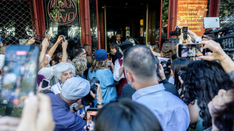 Decenas de personas durante un pasacalles por el cierre del antiguo Café Central y su traslado al Ateneo de Madrid, a 16 de abril de 2026, en Madrid (España). Decenas de personas durante un pasacalles por el cierre del antiguo Café Central y su traslado al Ateneo de Madrid, a 16 de abril de 2026, en Madrid (España).