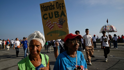 Una persona sostiene un cartel el Primero de Mayo frente a la Embajada de Estados Unidos, en La Habana, Cuba. Una persona sostiene un cartel el Primero de Mayo frente a la Embajada de Estados Unidos, en La Habana, Cuba.
