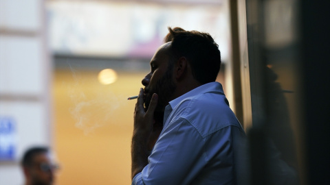 Foto de archivo de personas fumando por las calles de Málaga. Foto de archivo de personas fumando por las calles de Málaga.