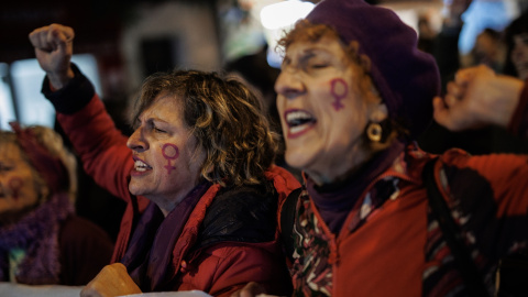Dos mujeres durante una manifestación contra las violencias machistas en el distrito de Vallecas, a 25 de noviembre de 2022, en Madrid Dos mujeres durante una manifestación contra las violencias machistas en el distrito de Vallecas, a 25 de noviembre de 2022, en Madrid