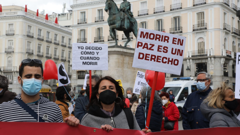 EuropaPress_3611138_mujer_cartel_lee_morir_paz_derecho_concentracion_derecho_morir_dignamente Una mujer con un cartel en el que se lee: `Morir en paz es un derecho´ durante una concentración de Derecho a Morir Dignamente en la Puerta del Sol, en Madrid (España), a 18 de marzo de 2021. Imagen de archivo.