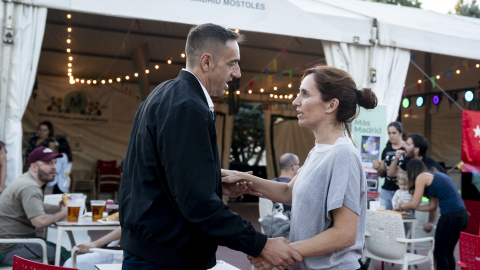 La ministra de Sanidad, Mónica García y el diputado de Más Madrid, Emilio Delgado en la caseta del partido en las fiestas de Móstoles. La ministra de Sanidad, Mónica García y el diputado de Más Madrid, Emilio Delgado en la caseta del partido en las fiestas de Móstoles.