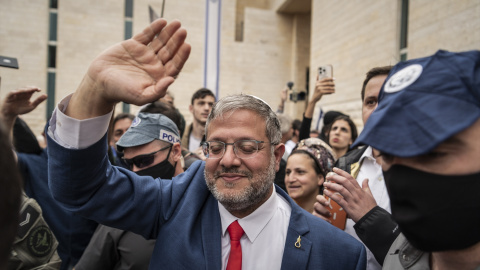 El ministro de Seguridad Nacional de Israel, Ben Gvir, saluda a sus seguidores tras un mitin en su apoyo.