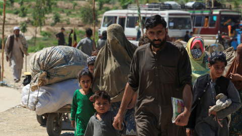 2026-04-30T150602Z_192325728_RC2RZKAJ1V53_RTRMADP_3_AFGHANISTAN-PAKISTAN-REFUGEES Una familia afgana se dirige a un puesto de registro antes de regresar a Afganistán en el campamento de Hamza Baba, en Landi Kotal, cerca del paso fronterizo de Torkham (Pakistán) 30 de abril de 2026.