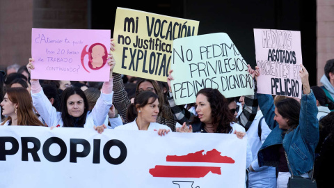 El seguimiento de la huelga médica se mantiene entre el 65% y el 70% según los profesionales, mientras que Salud lo cifra en el 19% El seguimiento de la huelga médica se mantiene entre el 65% y el 70% según los profesionales, mientras que Salud lo cifra en el 19%